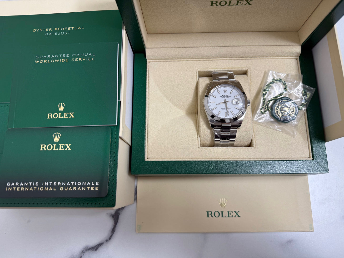 ロレックス 美品中古 デイトジャスト41 126300 白バーインデックス文字盤