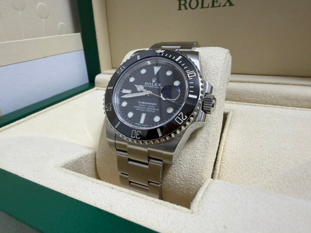 ロレックス　中古　サブマリーナデイト　１１６６１０ＬＮ　黒文字盤